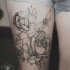 Tatuaje  de rosas y polilla, color gris