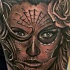 inchiostro grigio ragazza santa morte tatuaggio