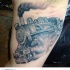 Cinza lavado estilo detalhado bíceps tatuagem de trem a vapor