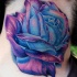 Tatuaggio carino sul collo la rosa blu