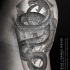 grande dettagliato bianco e nero serpente con ornamento tatuaggio su spalla