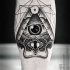grande dettagliato nero e bianco piramide massonica a tema  tatuaggio su braccio