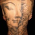 Tatuaje en la espalda, buda calmado de perfil
