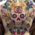 Tatuaggio grande colorato su tutta la schiena il teschio con i fiori