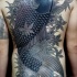 Tatuaje en la espalda, pez koi negro enorme