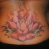 grande bella fiore loto rosso tatuaggio su parte bassa della schiena