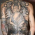 Tatuaje en la espalda, buda medita, diseño de tintas negra y gris