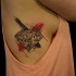 particolare grande diamante colorato tatuaggio su lato