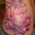 grande fiore loto rosa tatuaggio sulle costolette