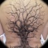 grande albero realistico tatuaggio sulla schiena