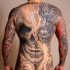 Tatuaje de cráneo en toda la espalda