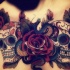 Tatuaje en el pecho,  calavera con rosa de color rojo oscuro