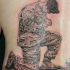 Tatuaje en las costillas de soldados rezando en un memorial.