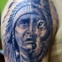 Tatuaje en el brazo,
mitad lobo mitad indio