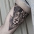 Medio geométrico tatuaje de bíceps de tinta negro medio punto de estilo de cabeza de león