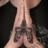 Tatuaje de polilla  en las manos