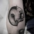 Tatuaje en el antebrazo,
mitad cabeza de lechuza mitad cráneo