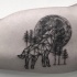 Tatuaggio bicipite metà realistico stile mezzo geometrico del lupo con grande luna e alberi