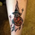 haiioween fantasma con zucca vollante tatuaggio su stinco