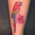 Tatuaje  de loro hermoso con hibisco delicado