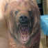 testa orso ringhiante con modello tatuaggio amezza manica