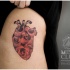 Tatuaggio grande cuore con i disegni delle rose