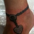 cuore con iscrizione bracciale su caviglia tatuaggio