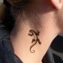 Henna kriechende kleine Eidechse Tattoo am Hals des Mädchens im hausgemachten Stil
