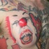 orrenda faccia di pagliaccio tatuaggio sul petto