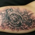 Tatuaje en el brazo,
reloj antiguo interesante con cadena