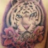 Hausgemachtes nachlässig gemaltes farbiges Tigerkopf Tattoo mit Blumen und Schriftzug