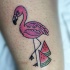 Tatuaje  de flamenco con dos pedazos de sandía