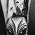 Tatuaje en la pierna, 
invasión de humanoides en naves extraterrestres, tinta negra