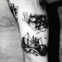 Tatuaje en el brazo, barco pequeño con nube gris