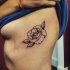 Tatuaje de rosa simple pequeña en el costado