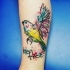 Tatuaje en la pierna, pájaro lindo de acurelas y frase