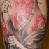 Hausgemachtes Oldschool lustiges farbiges Geisha Tattoo mit Blume im Haar