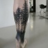 fatto di casa stile inchiostro nero foresta buia tatuaggio su gamba
