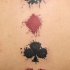Tatuaje  de símbolos de naipes en la espalda