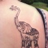 fatto a casa stilizzato dipinto induismo elefante tatuaggio su spalla