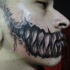 Tatuaje en estilo de la película de terror los dientes del monstruo en la boca