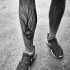 Tatuaje de la pierna de tinta negra estilo terror del cráneo humano con árbol de Inez Janiak