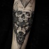 Horror estilo espeluznante tatuaje de antebrazo de cabeza de lobo con cráneo humano