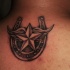 ferro di cavallo e stella alata tatuaggio