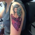 Tatuaje en el brazo, geisha en kimono  de color purpúra