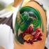 Tatuaggio impressionante sul deltoide il colibrì & il fiore