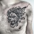Tatuaje de pecho de tinta negra estilo ilustrativo del león rugiente de Inez Janiak