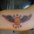 Illustrativer Stil farbiger Basketball mit Flügel Tattoo mit Schriftzug