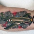 Illustrativer Stil farbiges Bizeps Tattoo mit Kampfflugzeug