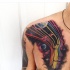 Illustrativer Stil farbiges Brust Tattoo mit Gesicht der Frau im Raum